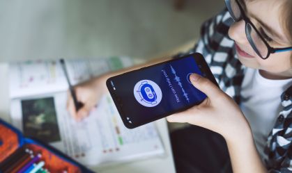 Crianças e adolescentes não devem usar apps de IA, alerta organização