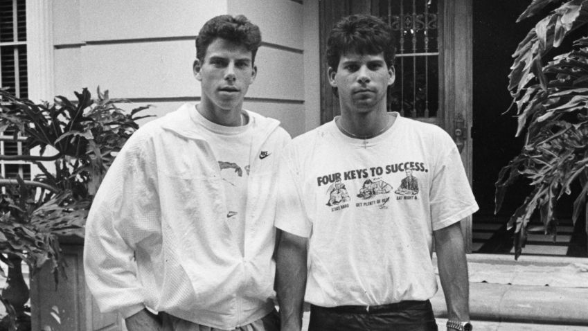 Eric e Lyle Menendez em frente à mansão onde os dois irmãos mataram os pais, em 1989, em Beverly Hills, na Califórnia • Los Angeles Times