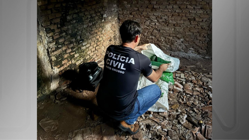 Imagem mostra agente com tabletes de cocaína apreendidos em casa abandonada • Divulgação/PCMT