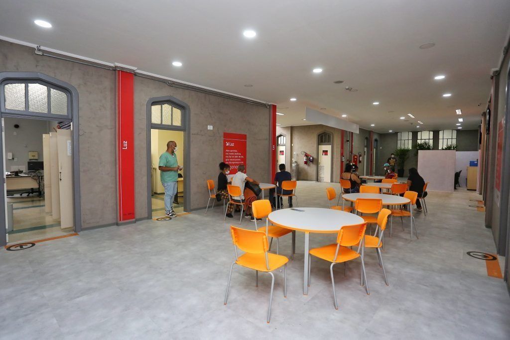 Imagem mostra área de convivência dentro de Hub Anti Crack, iniciativa do governo de SP • Reprodução