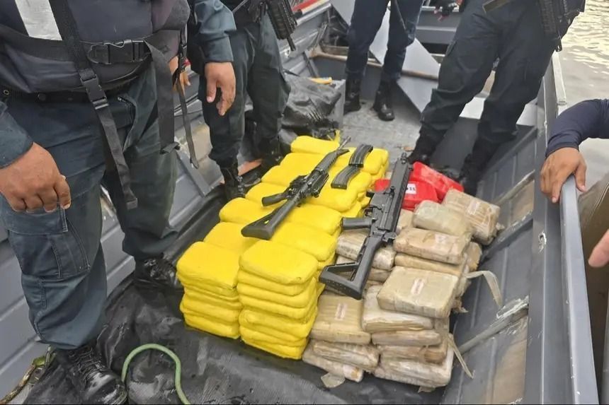 Imagem-mostra-drogas-e-armamentos-apreendidos-pela-Polícia-do-Pará-durante-operação