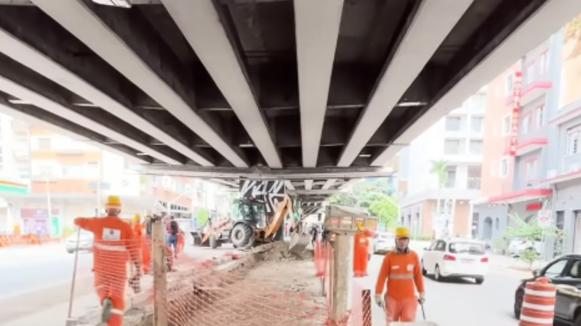 Imagem mostra funcionários da prefeitura trabalhando no local nesta segunda-feira (28)