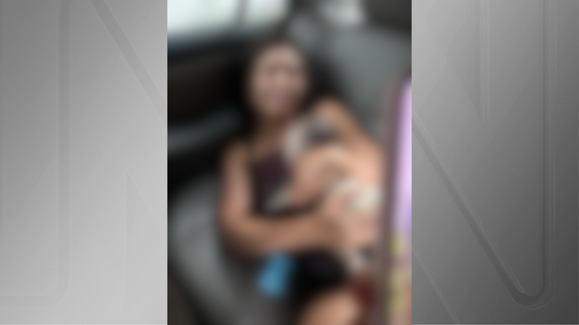 Imagem mostra mãe e bebê que nasceu dentro de carro no Recife
