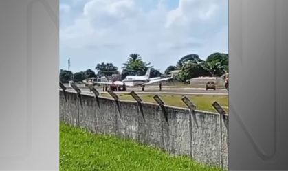 Avião de pequeno porte ficou na pista após pneu estourar durante pouso