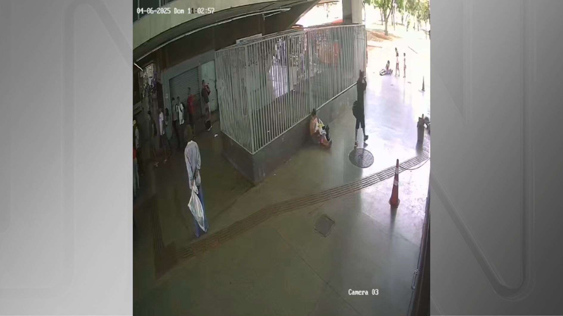 Momento em que a mulher despenca em rodoviária no DF