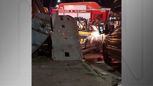 Viatura da PRF ficou destruída após acidente no Rio