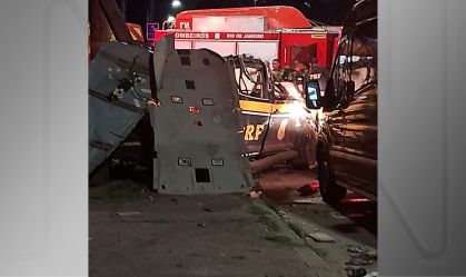 Viatura da PRF ficou destruída após acidente no Rio