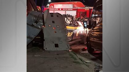 Viatura da PRF ficou destruída após acidente no Rio
