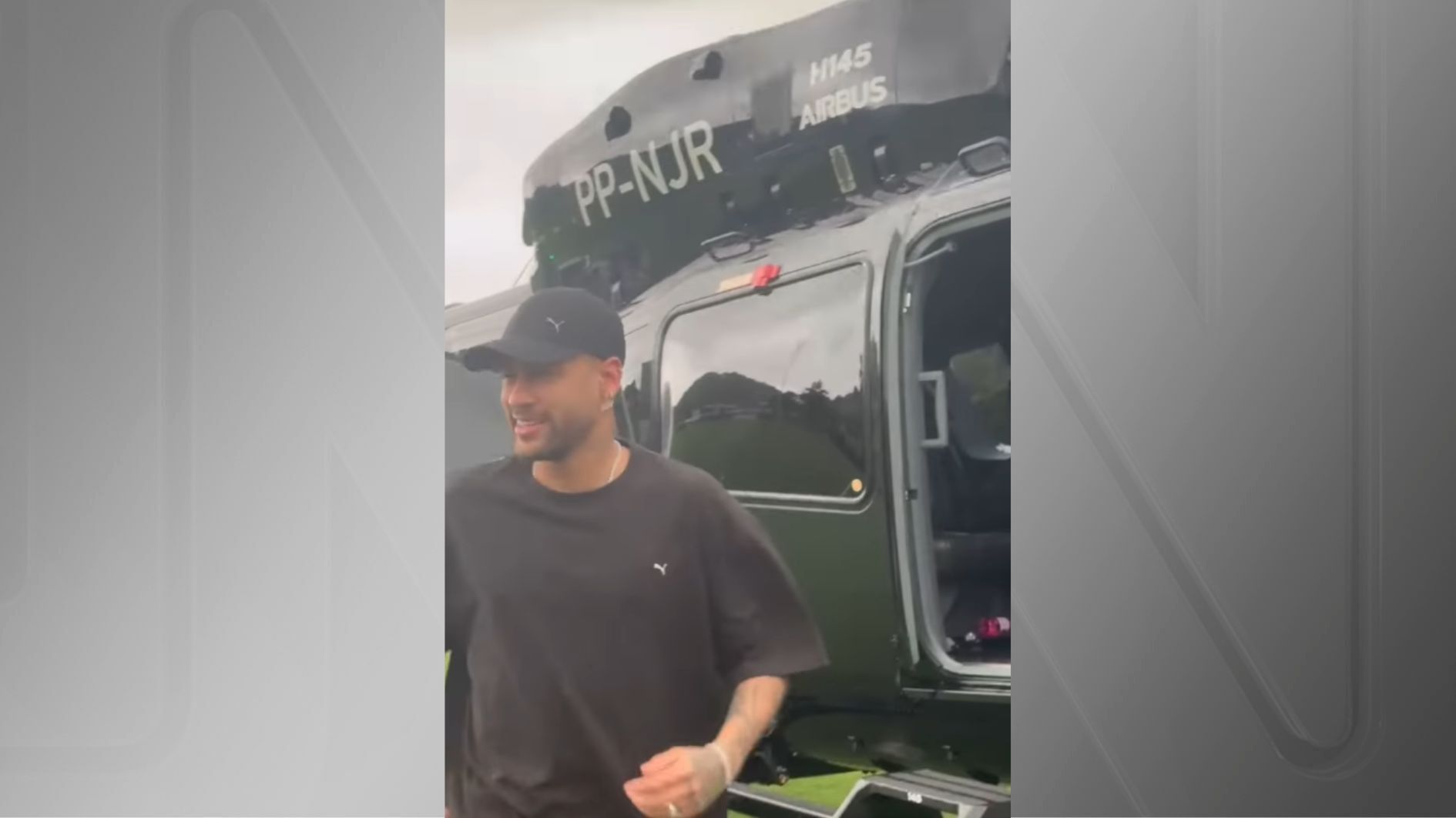 O jogador Neymar em frente ao seu helicóptero, prefixo PP-NJR, que é avaliado em cerca de R$ 50 milhões