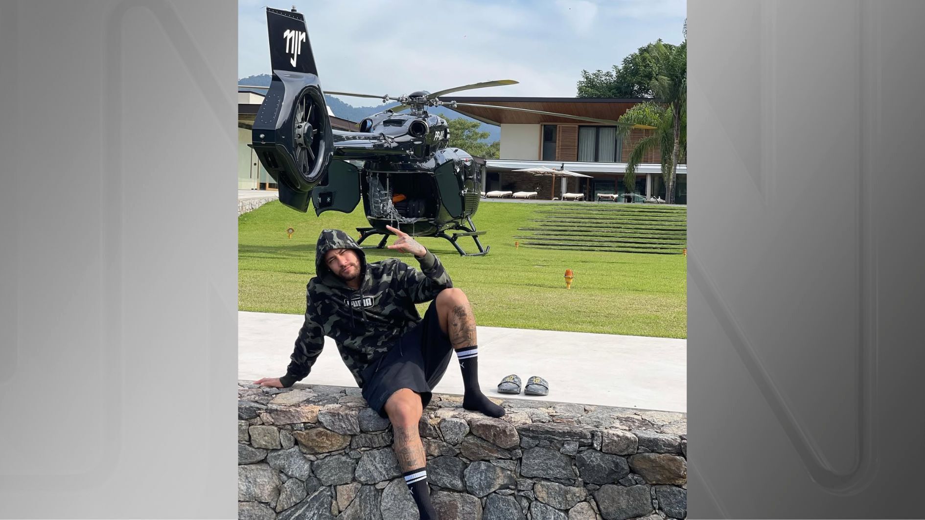 O jogador Neymar em frente ao seu helicóptero • Reprodução/Instagram/neymarjr