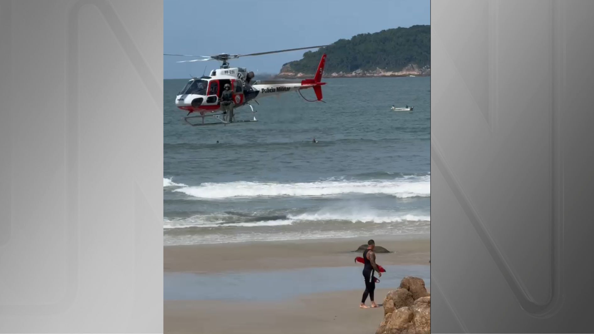 Helicóptero dos bombeiros atua em praia no litoral paulista