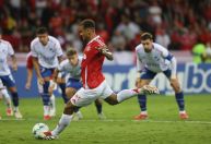 Inter: 1º tempo tem bola no travessão, quatro gols, muito VAR e pênaltis