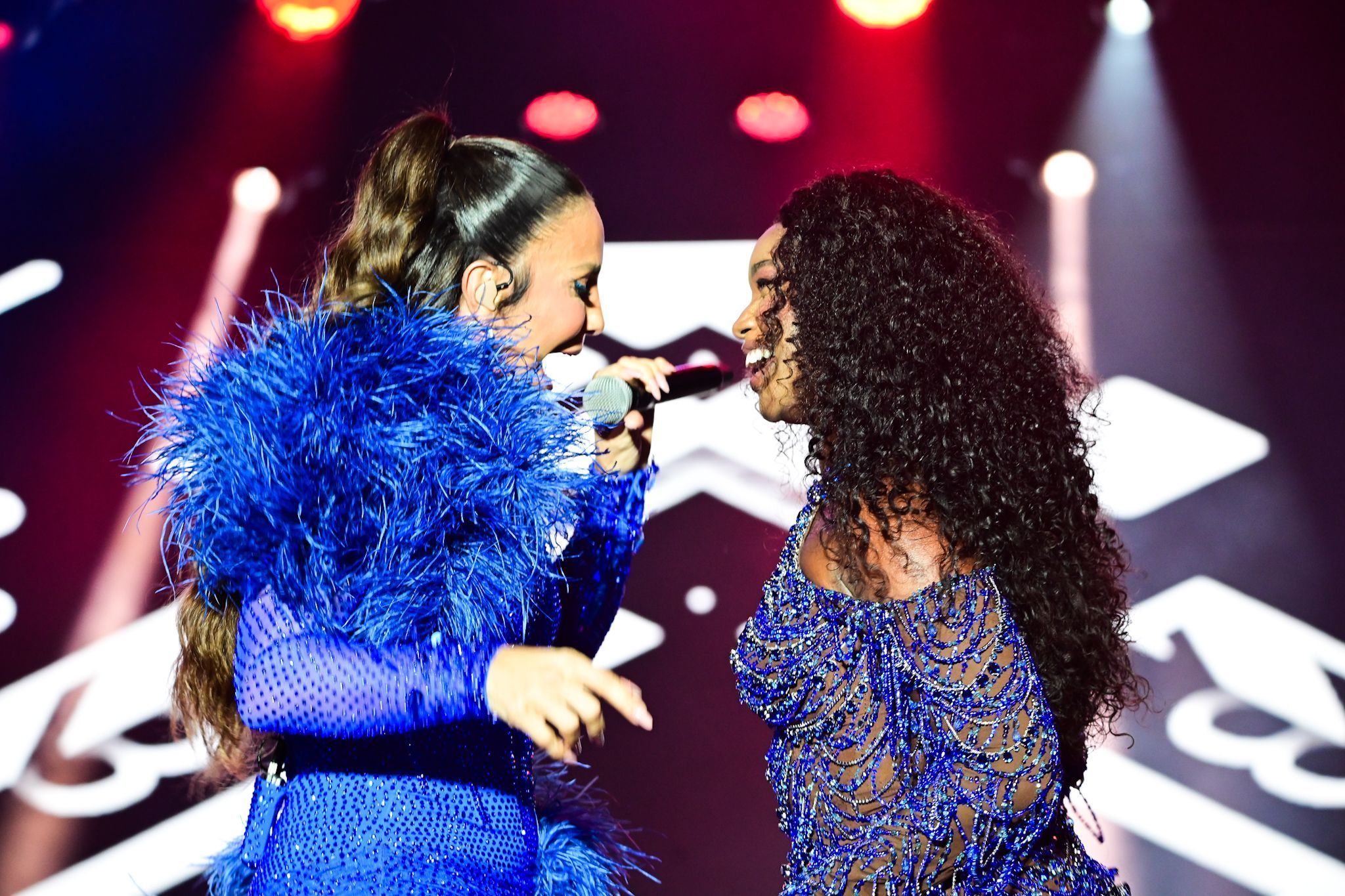 Ivete e Iza cantam juntas em festival em São Paulo