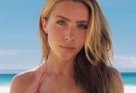 Jade Picon exibe tanquinho durante passeio em praia no RJ