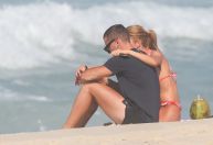 Jade Picon e André Lamoglia curtem praia agarradinhos no Rio; veja