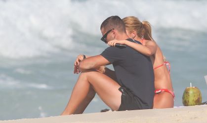 Jade Picon e André Lamoglia curtem praia agarradinhos no Rio; veja