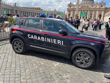 Jeep Avenger: SUV elétrico é utilizado na Praça São Pedro durante a despedida do Papa