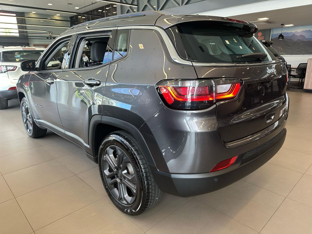 Jeep Compass Sport T270: versão de entrada do SUV médio