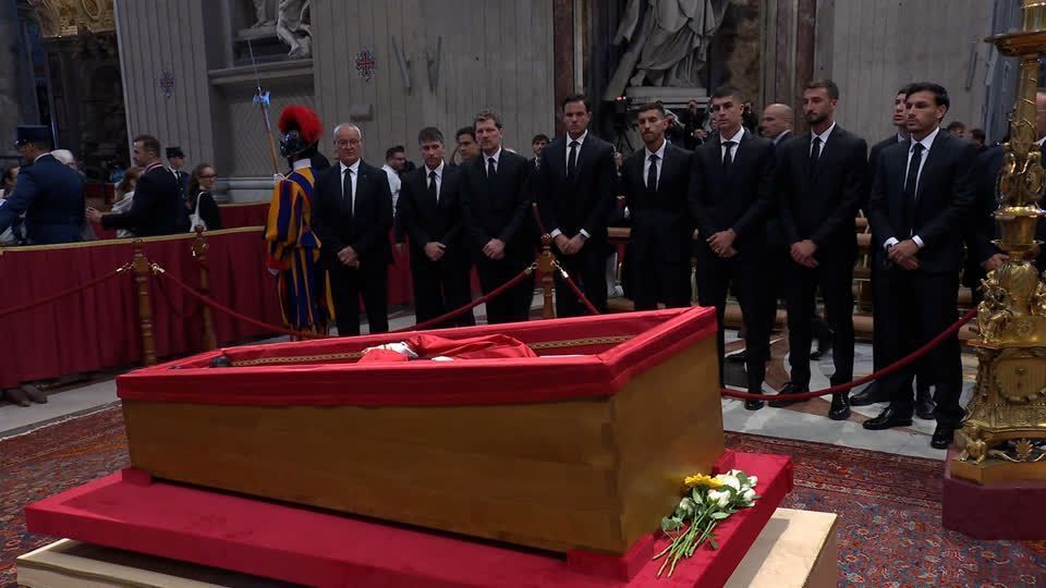 Roma players paid homage to Pope Francis at the Vatican