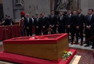 Jogadores da Roma prestam homenagem ao papa Francisco, no Vaticano