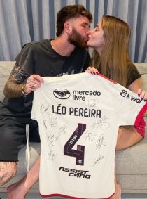 Karoline Lima e Léo Pereira seguram camisa do Flamengo