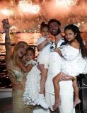 Karoline Lima posa com Léo Pereira e família na entrada do ano de 2025