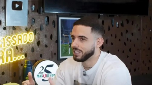 Kelvin Oliveira durante entrevista