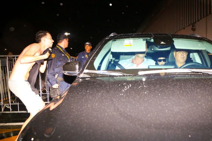 Felipe Schueng foi flagrado tentando se aproximar de Lady Gaga após desembarque no Rio • Dilson Silva/AG News