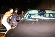 Fãs passam madrugada em aeroporto para tentar ver Lady Gaga no Rio