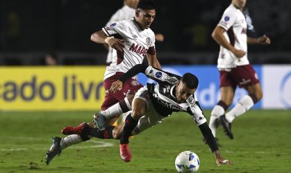 Disputa de bola durante Vasco x Lanús pela Sul-Americana