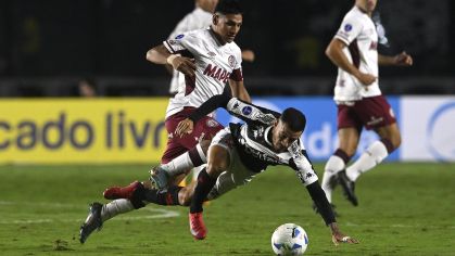 Disputa de bola durante Vasco x Lanús pela Sul-Americana