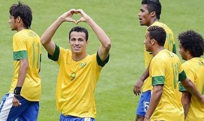 Ex-jogador da Seleção estreia na várzea com quatro participações em gol