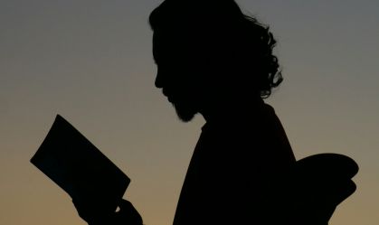 Pessoa sentada e lendo um livro