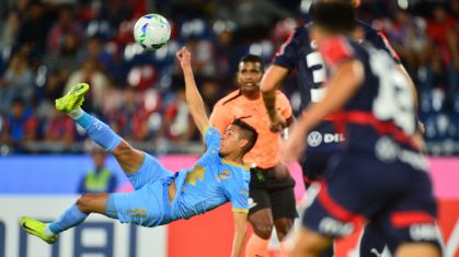 Bolívar abre placar contra o Cerro Porteño com belo gol de bicicleta