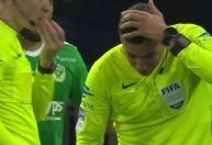 Clássico na França é interrompido após assistente ser atingido por objeto