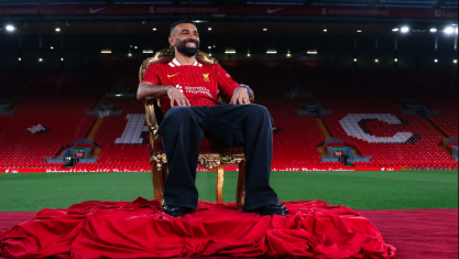 Liverpool comemora renovação do ídolo com foto no trono de rei