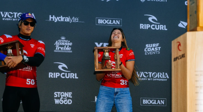 Luana Silva com o troféu de vice-campeã em Bells Beach, na Austrália