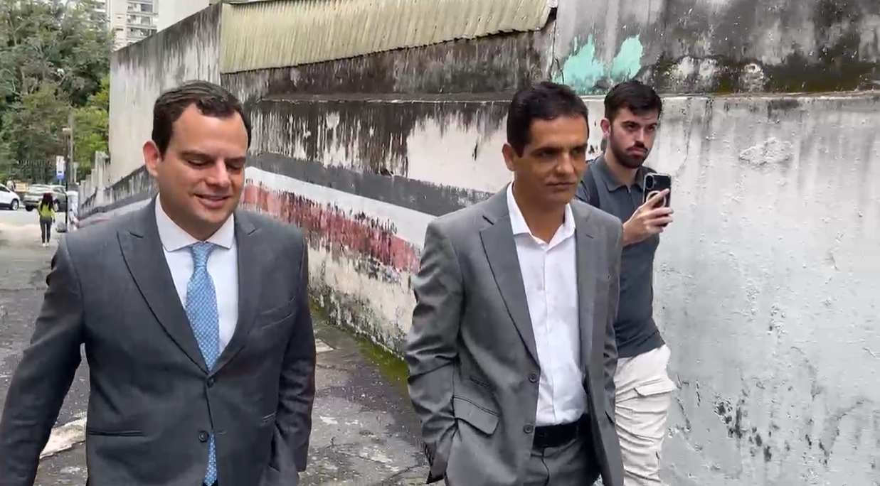 Marcelo Mariano chega para presta depoimento à polícia