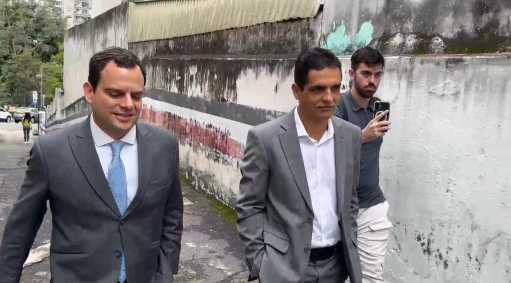 Marcelo Mariano chega para presta depoimento à polícia