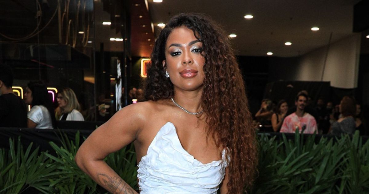 Cantora Marvvila em show, com expressão de preocupação