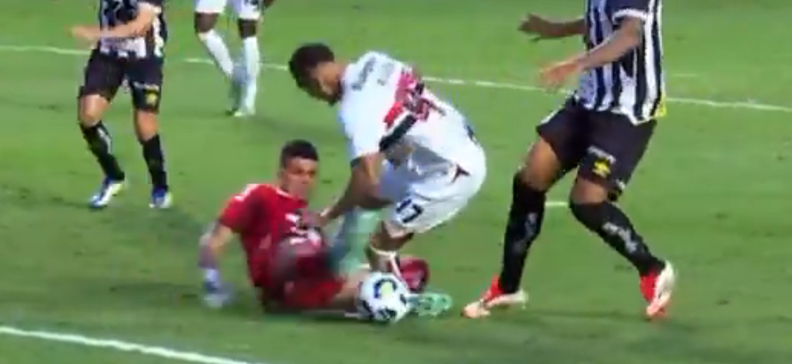 Matheus Alves em lance polêmico com Gabriel Brazão
