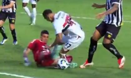 Matheus Alves em lance polêmico com Gabriel Brazão