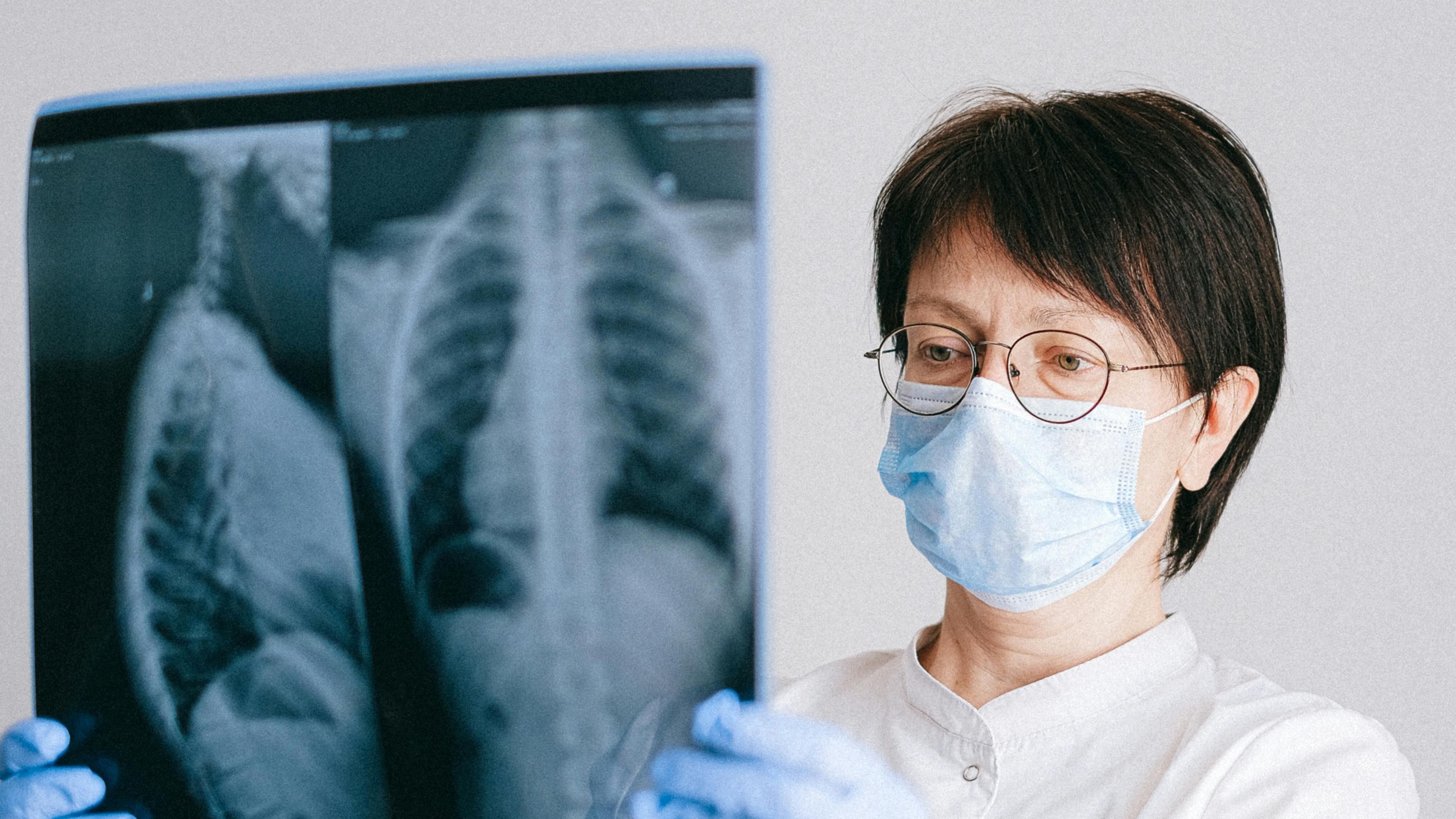 Médica avalia exame