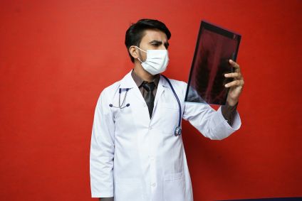 Médico olhando exame de raio X