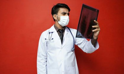 Médico olhando exame de raio X
