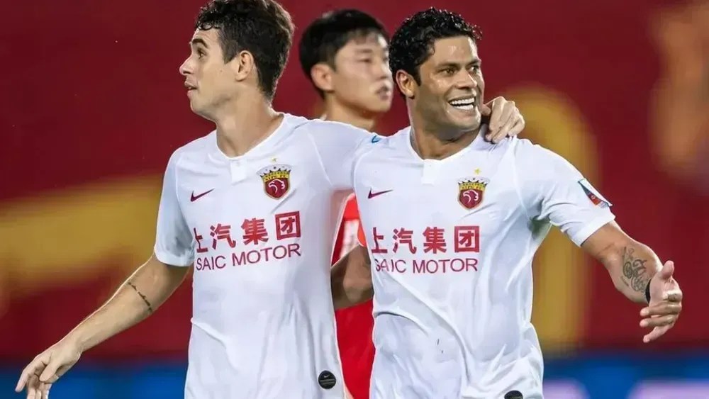 Meia Oscar, do São Pajulo, e atacante Hulk, do Atléticom atuaram juntos no futebol chinês