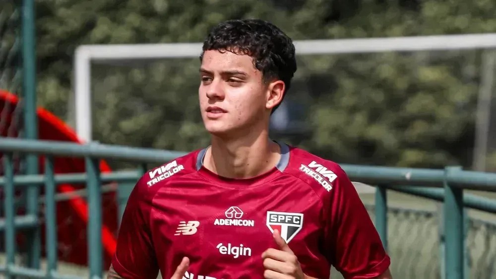 Meia-atacante Lucca esteve no treino do time profissional do São Paulo