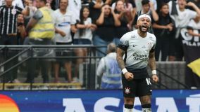 Memphis Depay adurante partida entre Corinthians e Sport