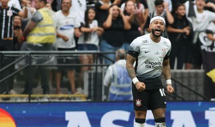 Memphis Depay adurante partida entre Corinthians e Sport