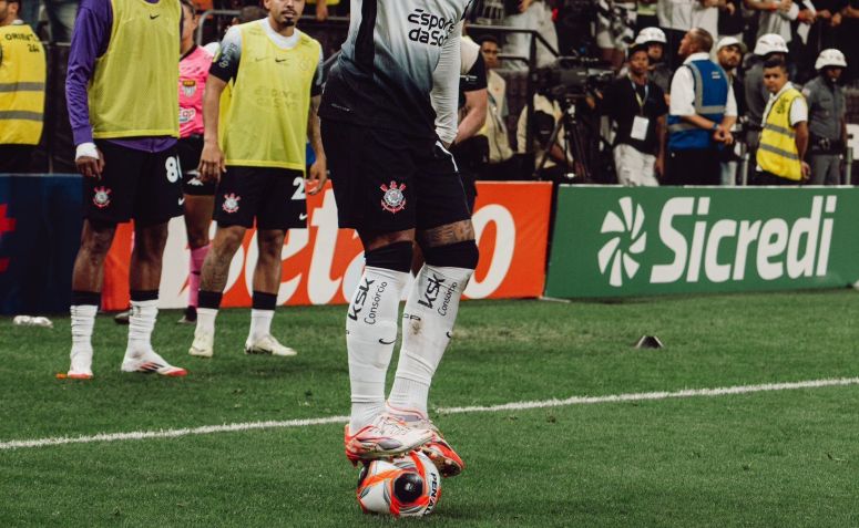 Memphis sobe na bola na final do Campeonato Paulista • Foto: Reprodução / X @memphis_depay